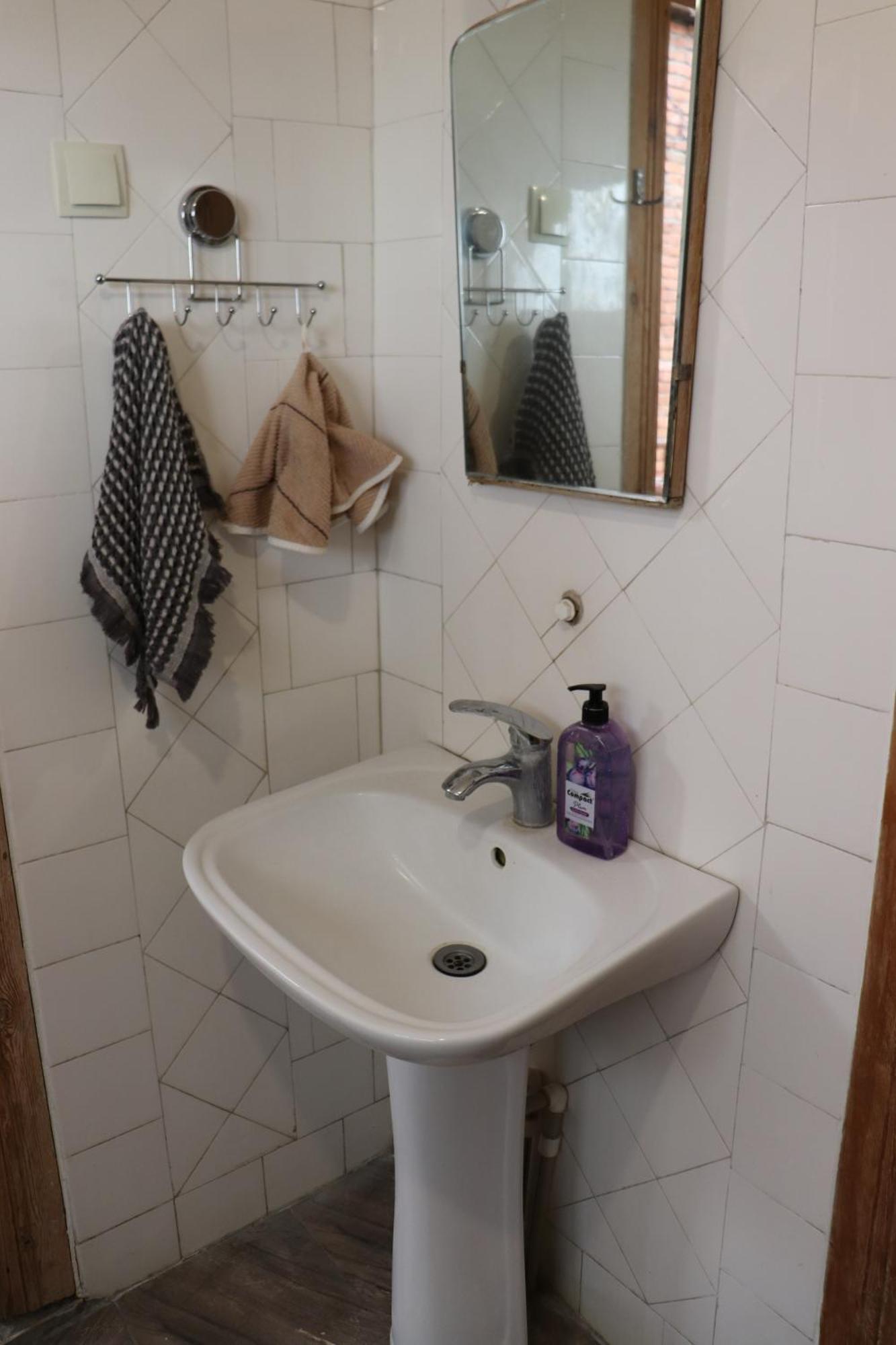 Picnic Hostel Kutaisi Bagian luar foto
