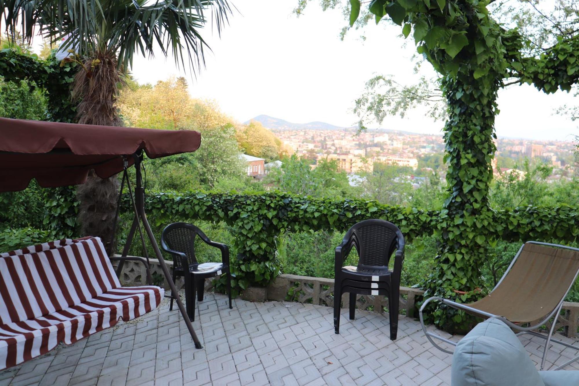 Picnic Hostel Kutaisi Bagian luar foto