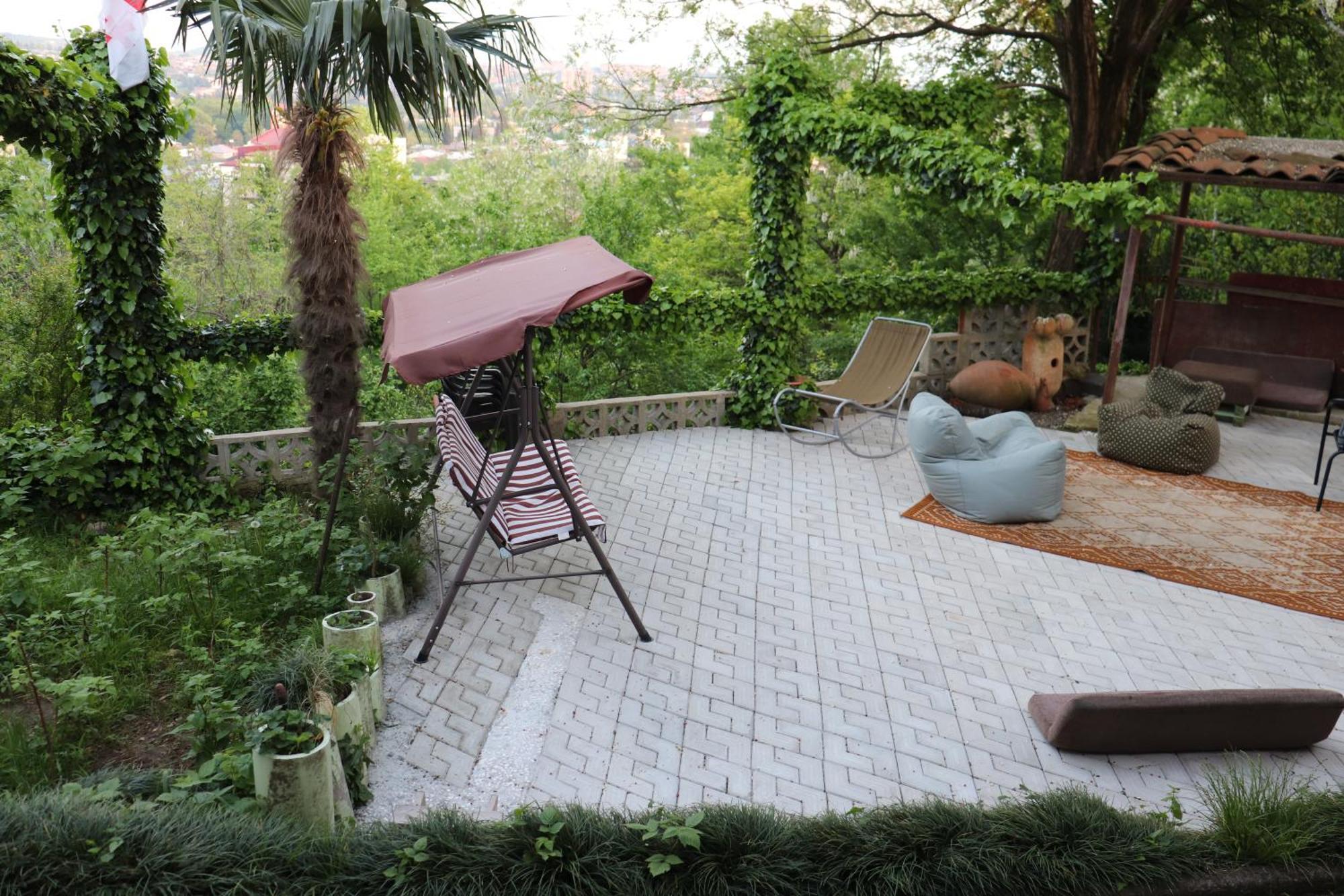 Picnic Hostel Kutaisi Bagian luar foto
