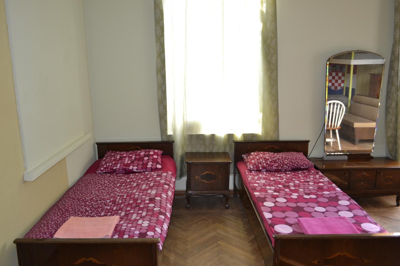 Picnic Hostel Kutaisi Bagian luar foto