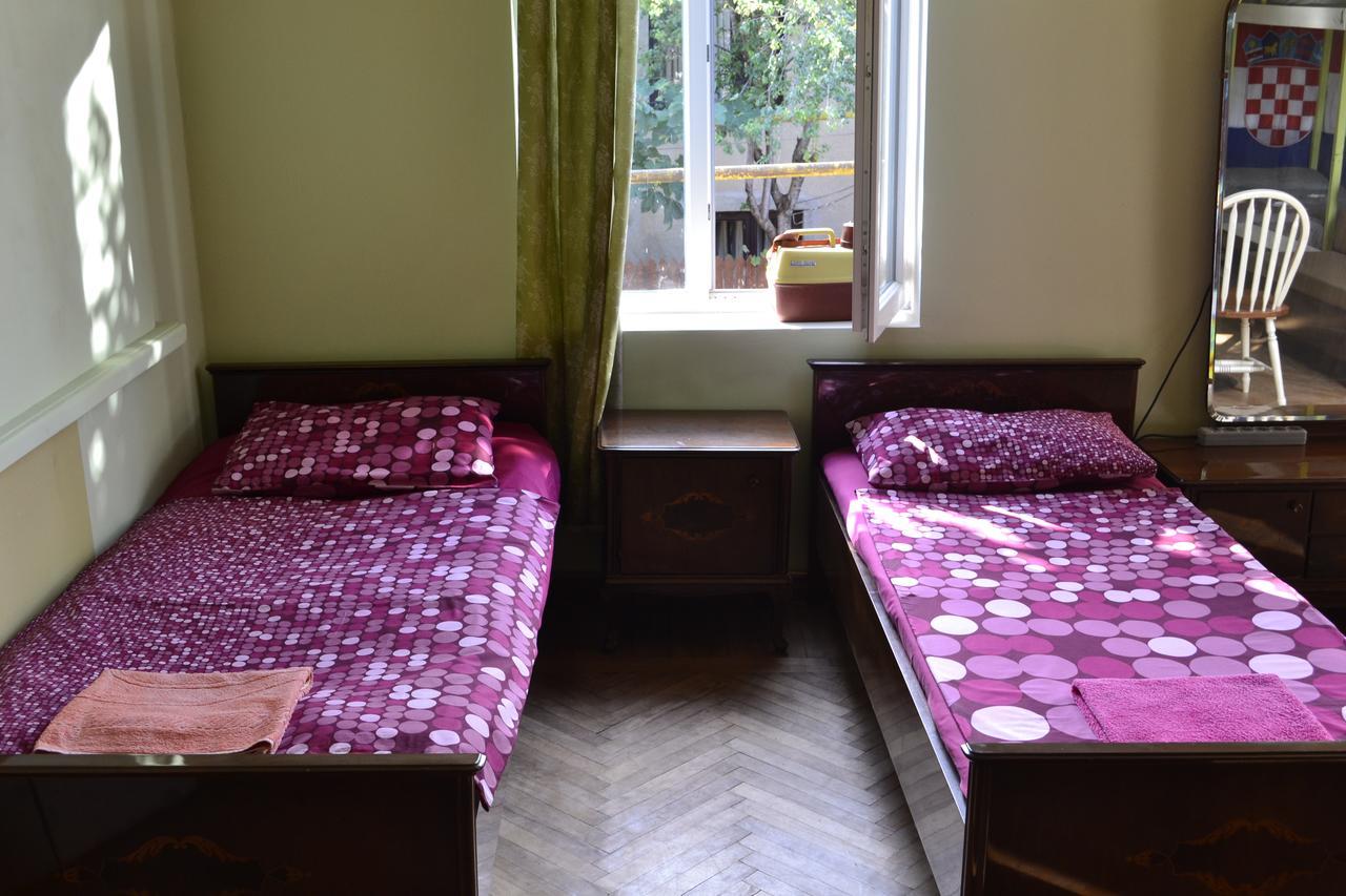 Picnic Hostel Kutaisi Bagian luar foto