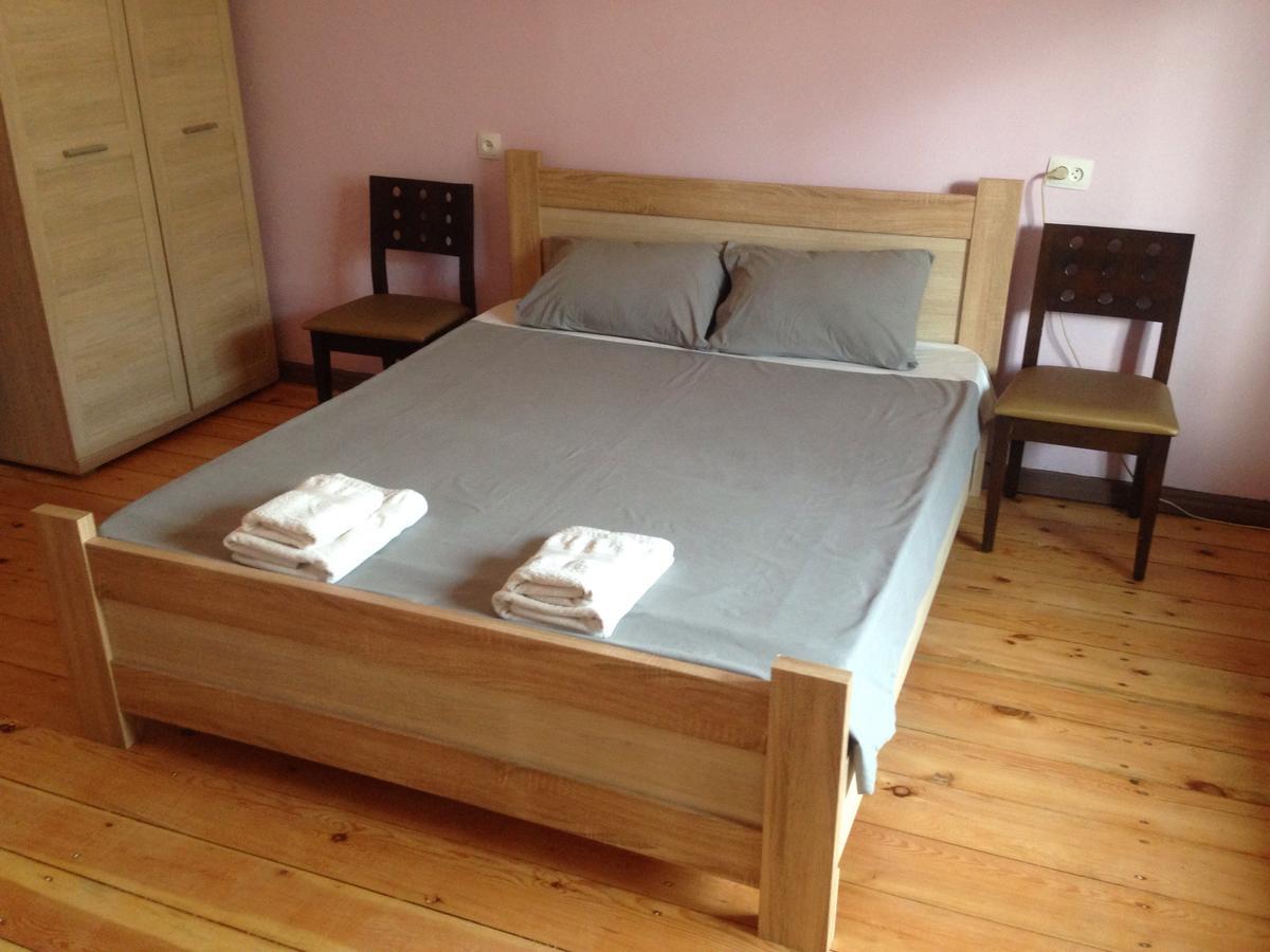 Picnic Hostel Kutaisi Bagian luar foto